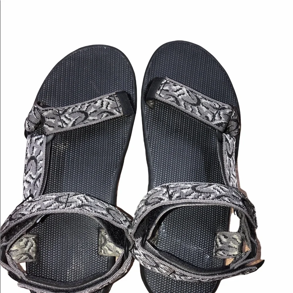 Teva size 8 men’s black hiking sandals